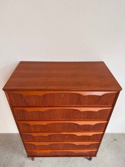 
                  
                    Vintage ladekast ‘vleermuis’ greep teak 6* - LOUI.STORE
                  
                