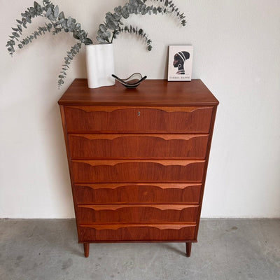 
                  
                    Vintage ladekast ‘vleermuis’ greep teak 6* - LOUI.STORE
                  
                