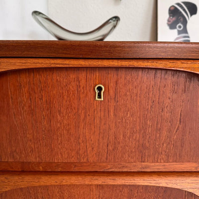 
                  
                    Vintage ladekast ‘vleermuis’ greep teak 6* - LOUI.STORE
                  
                