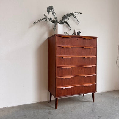 
                  
                    Vintage ladekast ‘vleermuis’ greep teak 6* - LOUI.STORE
                  
                