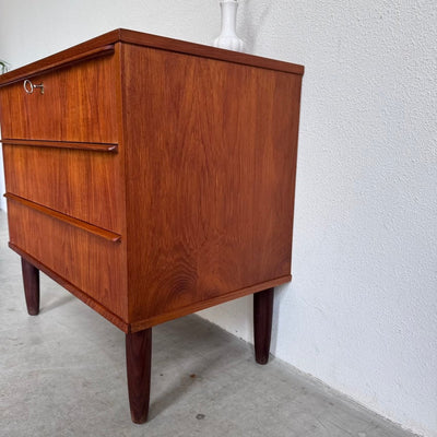 
                  
                    Vintage ladekastje teak 3* slanke greep - LOUI
                  
                