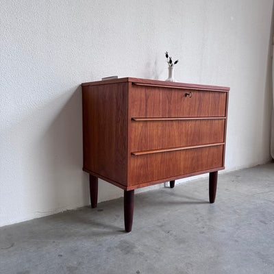 
                  
                    Vintage ladekastje teak 3* slanke greep - LOUI
                  
                
