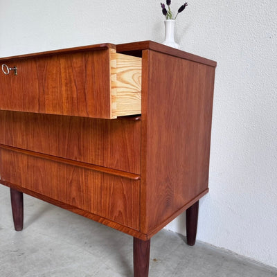 
                  
                    Vintage ladekastje teak 3* slanke greep - LOUI
                  
                