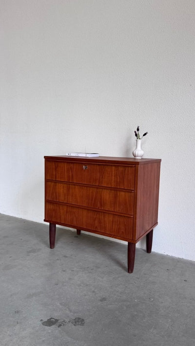 
                  
                    Vintage ladekastje teak 3* slanke greep - LOUI
                  
                