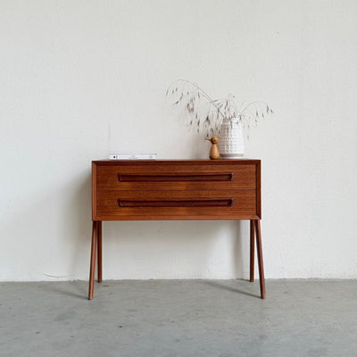 
                  
                    Vintage ladekastje V-frame teak 2* - LOUI
                  
                