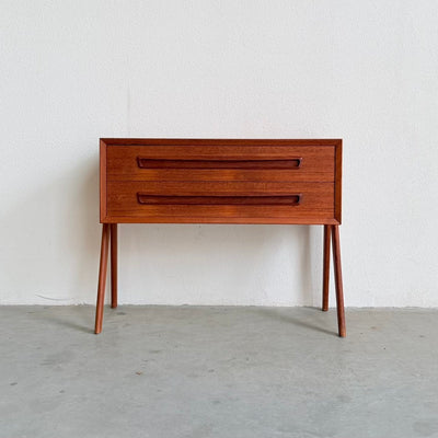 
                  
                    Vintage ladekastje V-frame teak 2* - LOUI
                  
                