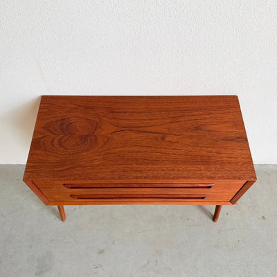 
                  
                    Vintage ladekastje V-frame teak 2* - LOUI
                  
                