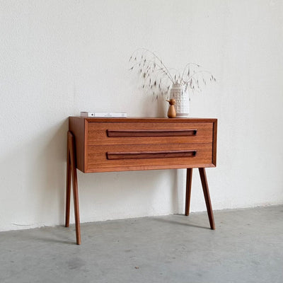 
                  
                    Vintage ladekastje V-frame teak 2* - LOUI
                  
                