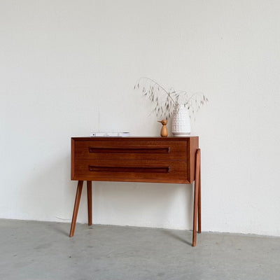 
                  
                    Vintage ladekastje V-frame teak 2* - LOUI
                  
                