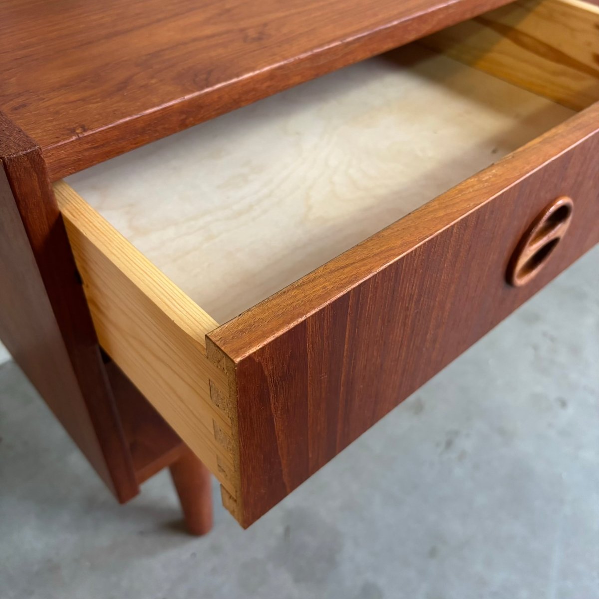 
                  
                    Vintage lage dubbele ladekast teak 4* - LOUI.STORE
                  
                