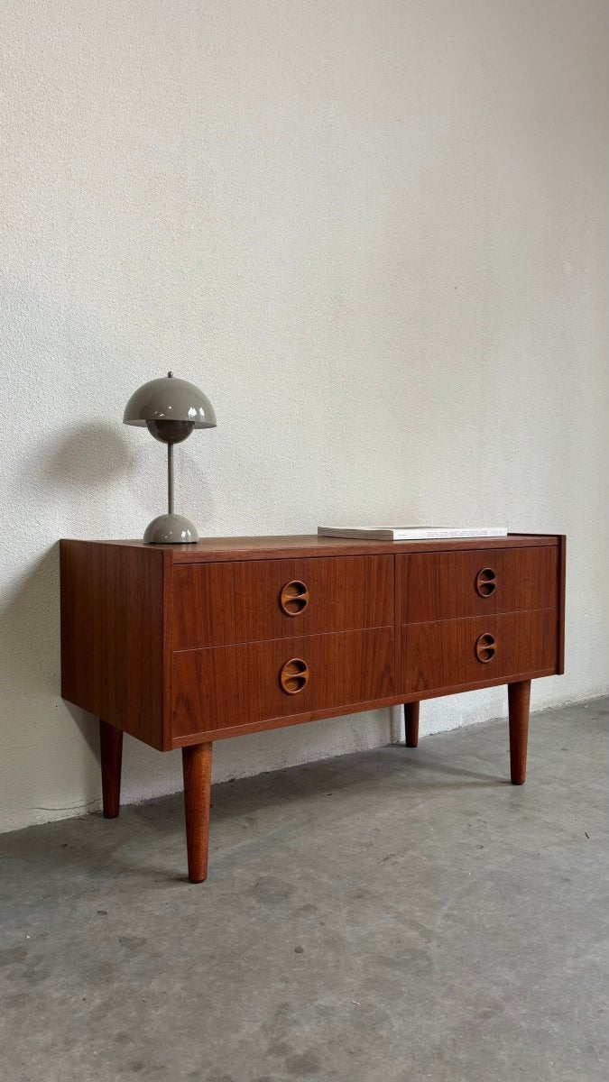 
                  
                    Vintage lage dubbele ladekast teak 4* - LOUI.STORE
                  
                