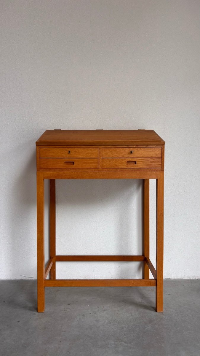 
                  
                    Vintage lessenaar - bureau eiken - LOUI.STORE
                  
                