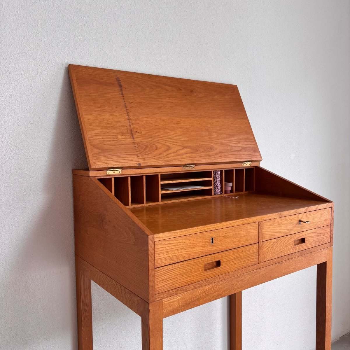 
                  
                    Vintage lessenaar - bureau eiken - LOUI.STORE
                  
                