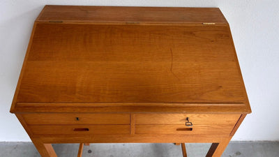 
                  
                    Vintage lessenaar - bureau eiken - LOUI.STORE
                  
                
