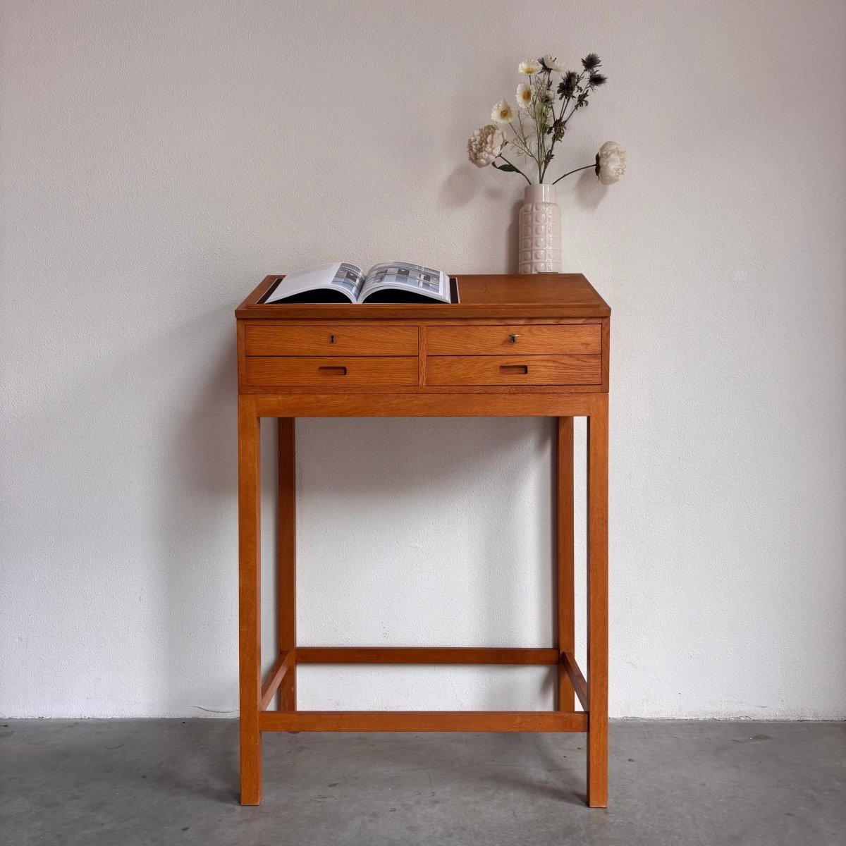 
                  
                    Vintage lessenaar - bureau eiken - LOUI.STORE
                  
                