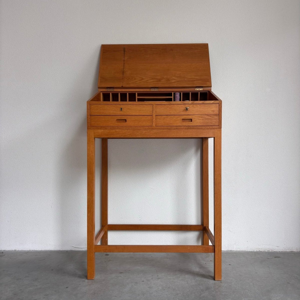 
                  
                    Vintage lessenaar - bureau eiken - LOUI.STORE
                  
                
