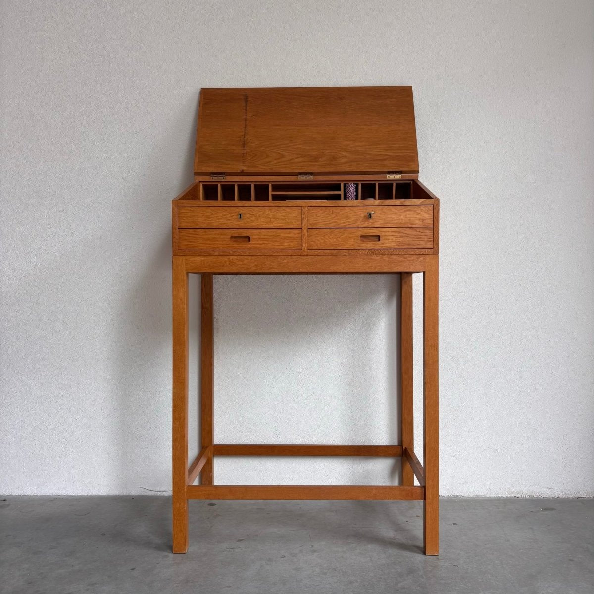 
                  
                    Vintage lessenaar - bureau eiken - LOUI.STORE
                  
                