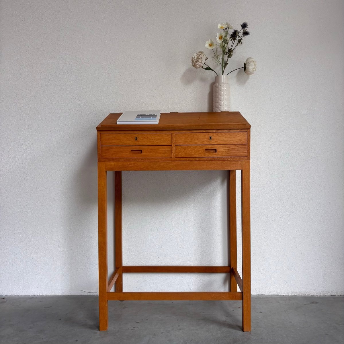 
                  
                    Vintage lessenaar - bureau eiken - LOUI.STORE
                  
                
