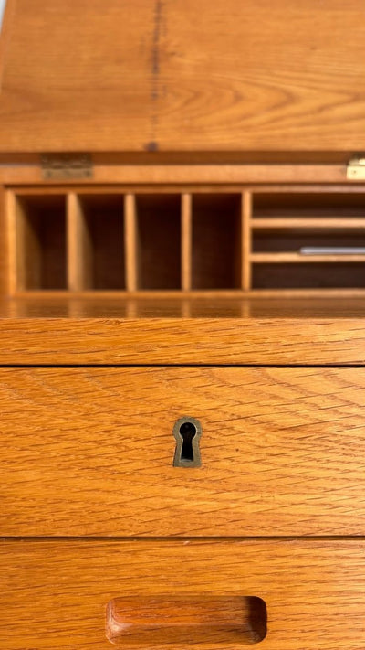 
                  
                    Vintage lessenaar - bureau eiken - LOUI.STORE
                  
                