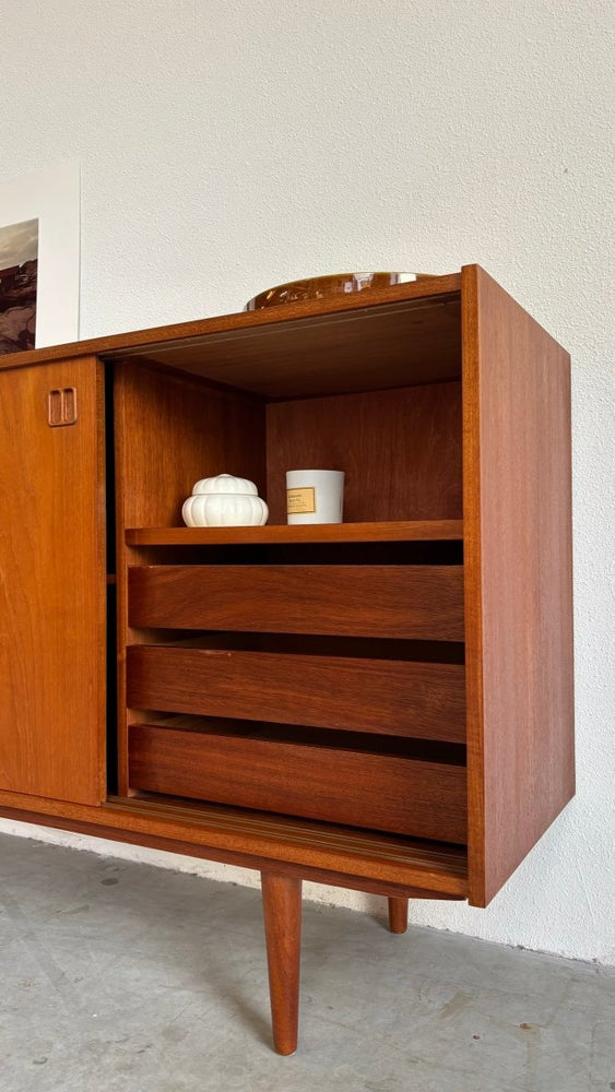 
                  
                    Vintage lowboard 3 schuifdeuren teak - LOUI.STORE
                  
                