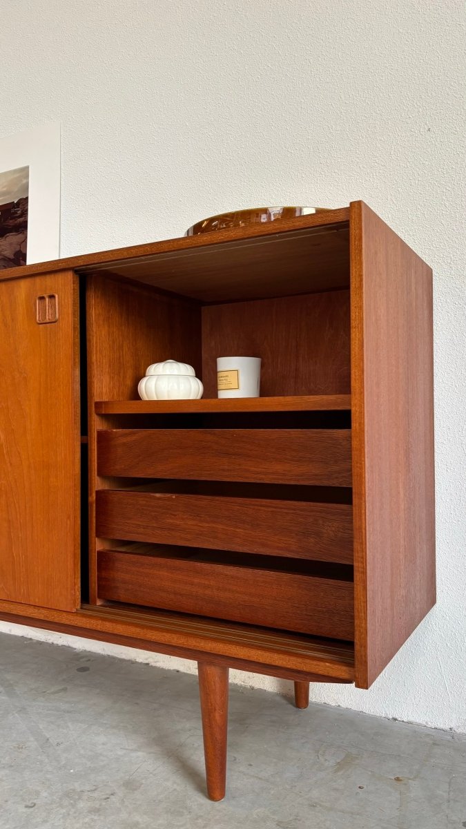 
                  
                    Vintage lowboard 3 schuifdeuren teak - LOUI.STORE
                  
                