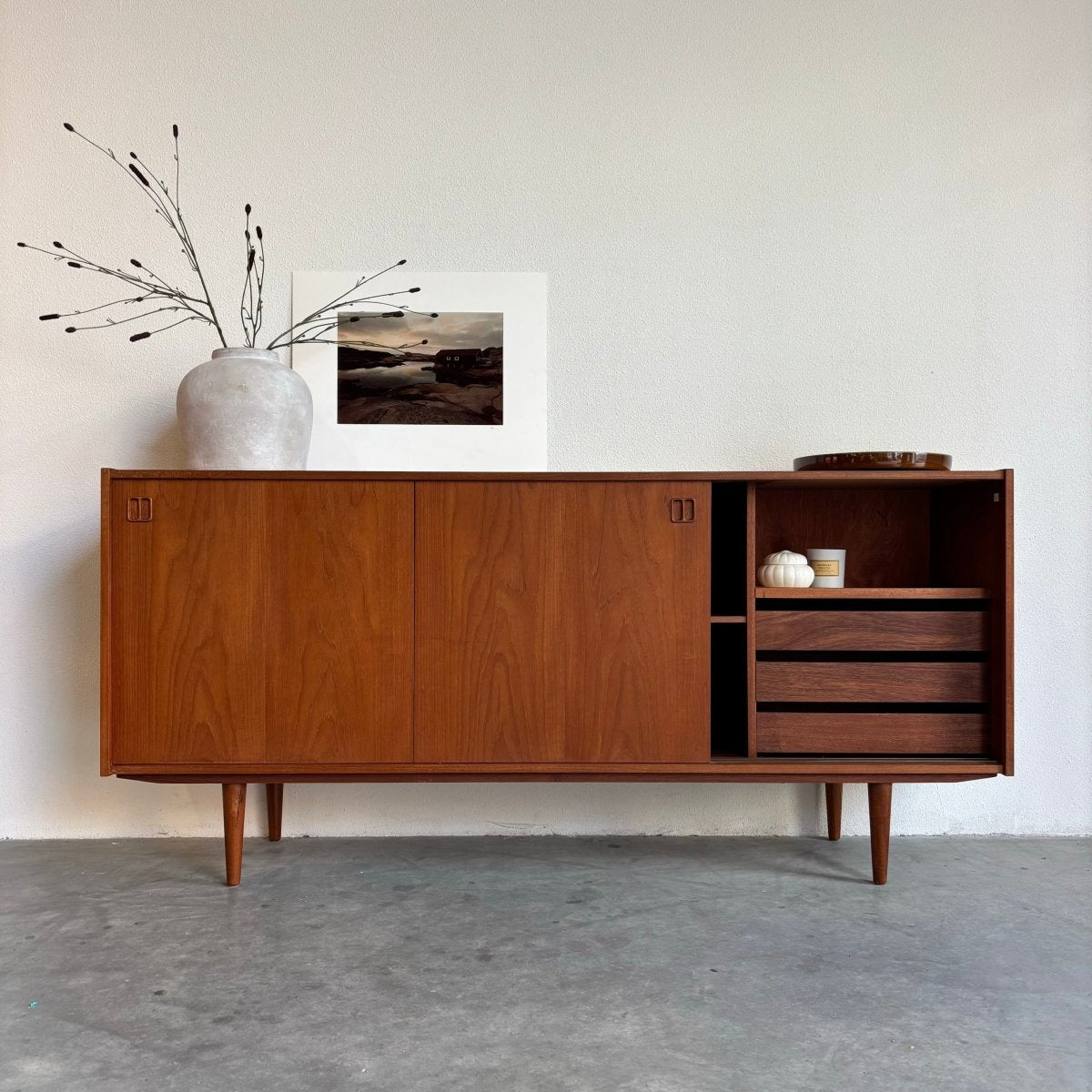 
                  
                    Vintage lowboard 3 schuifdeuren teak - LOUI.STORE
                  
                