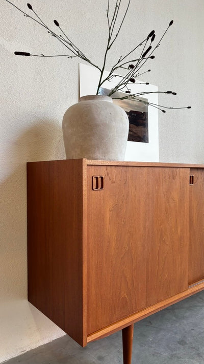 
                  
                    Vintage lowboard 3 schuifdeuren teak - LOUI.STORE
                  
                