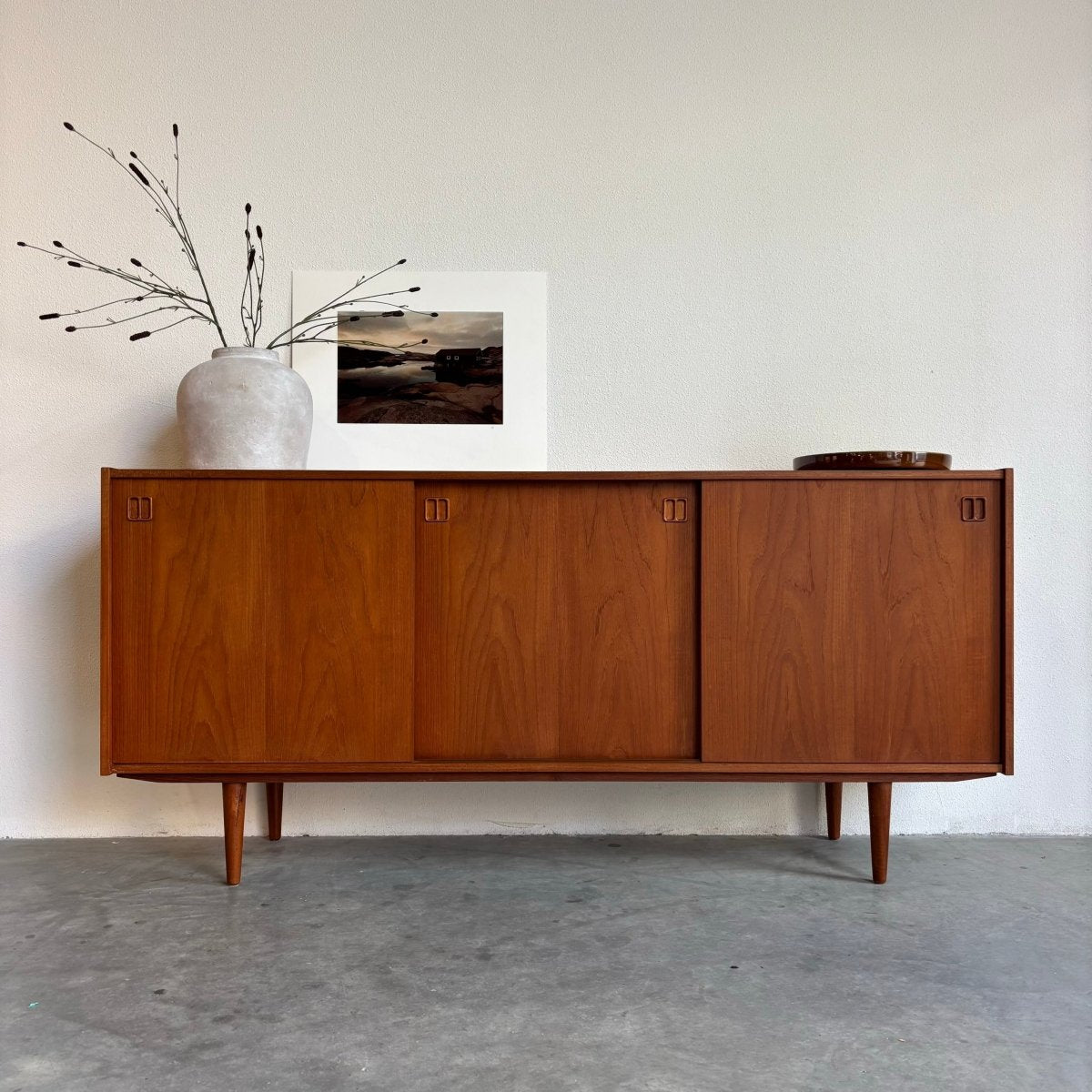 
                  
                    Vintage lowboard 3 schuifdeuren teak - LOUI.STORE
                  
                