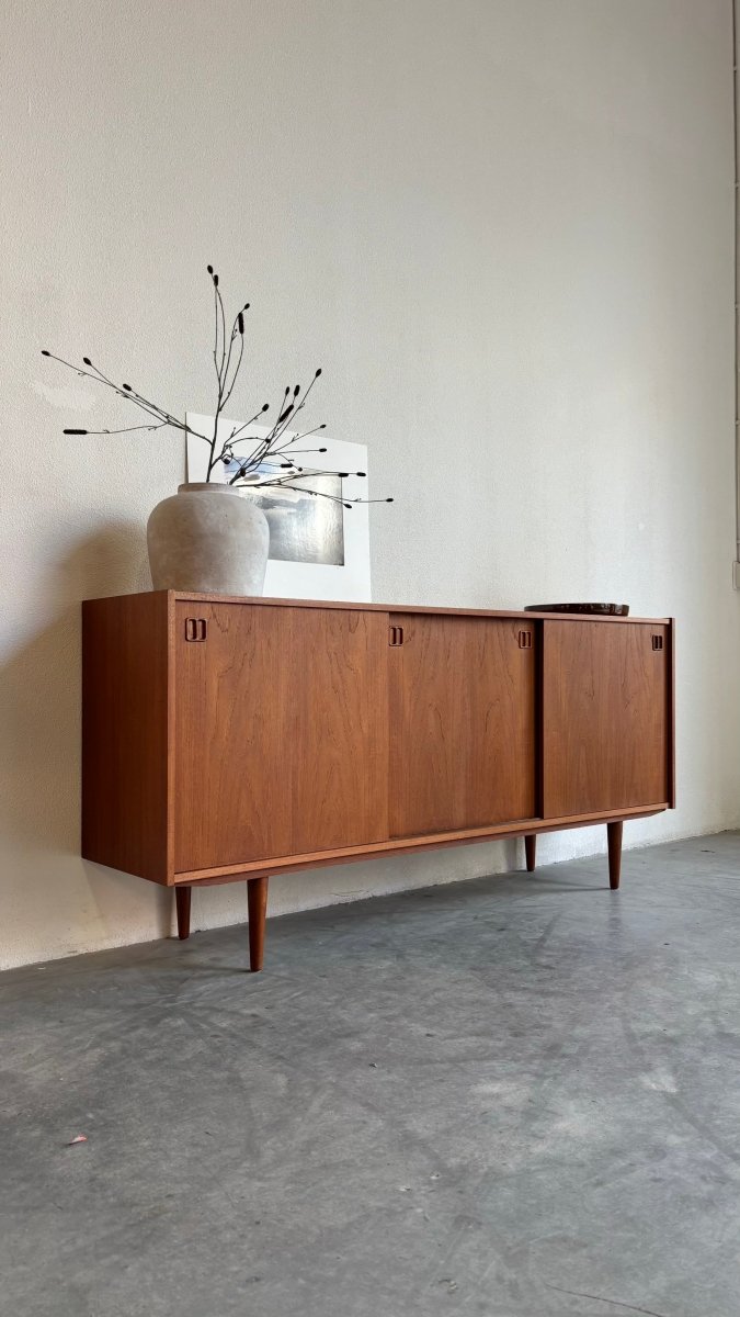 
                  
                    Vintage lowboard 3 schuifdeuren teak - LOUI.STORE
                  
                