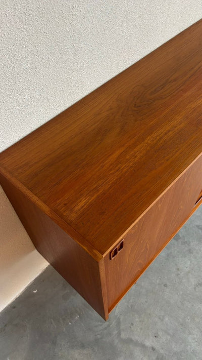 
                  
                    Vintage lowboard 3 schuifdeuren teak - LOUI.STORE
                  
                