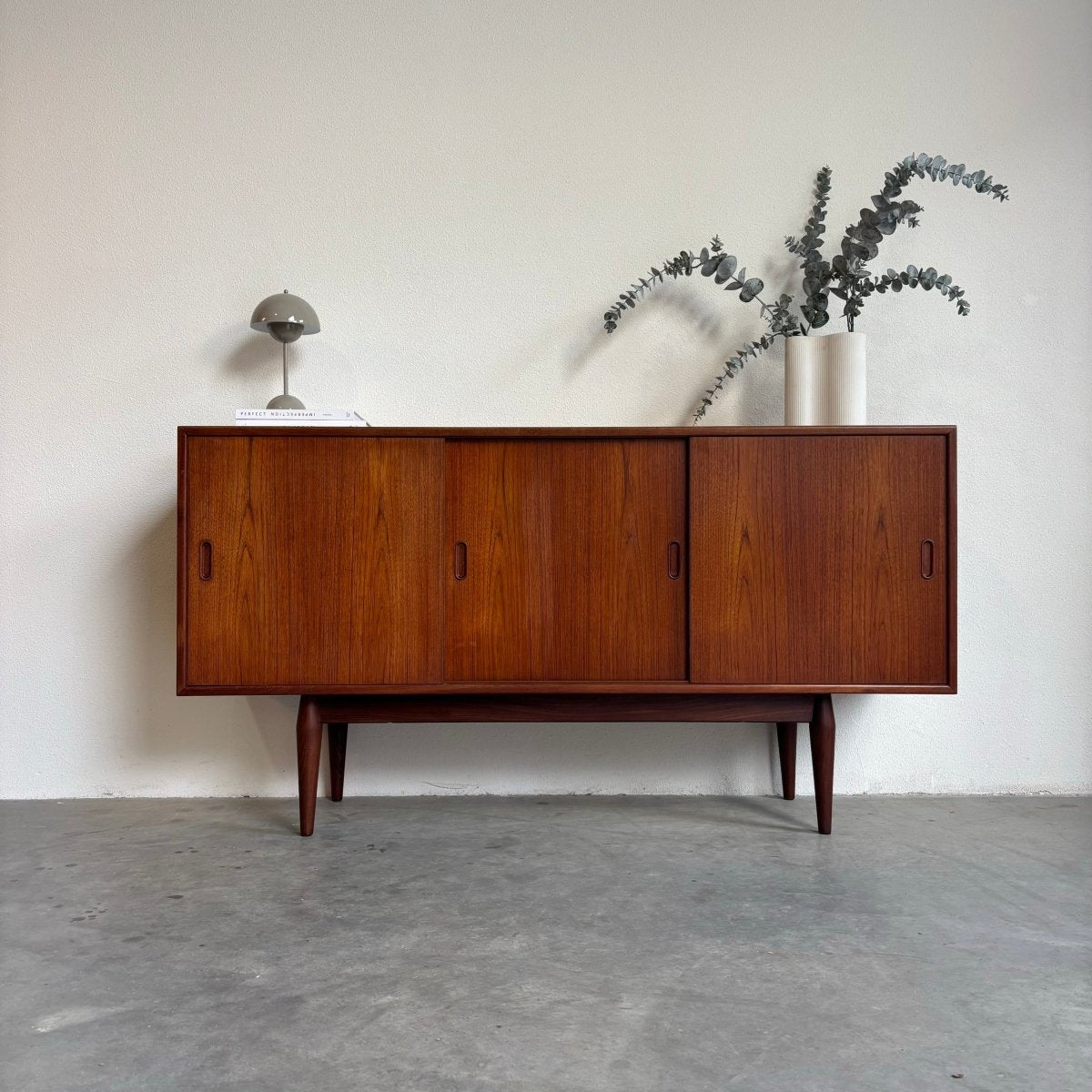 Vintage lowboard elegant frame teak - LOUI.STORE