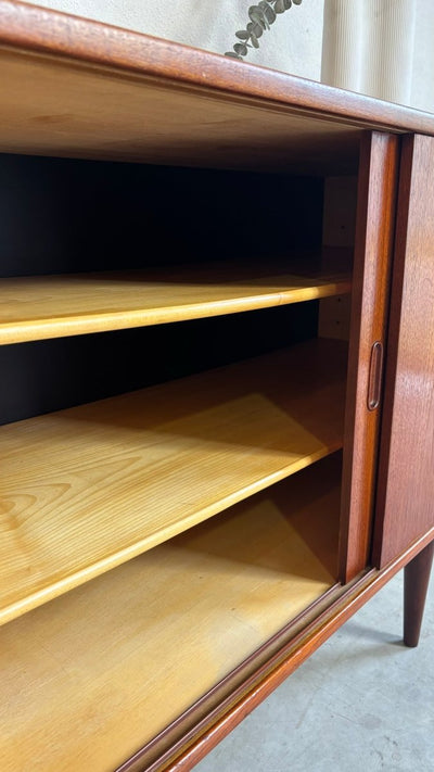 
                  
                    Vintage lowboard elegant frame teak - LOUI.STORE
                  
                