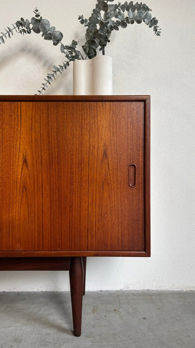 
                  
                    Vintage lowboard elegant frame teak - LOUI.STORE
                  
                