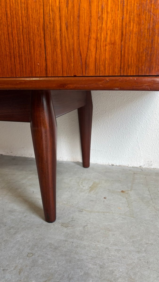 
                  
                    Vintage lowboard elegant frame teak - LOUI.STORE
                  
                