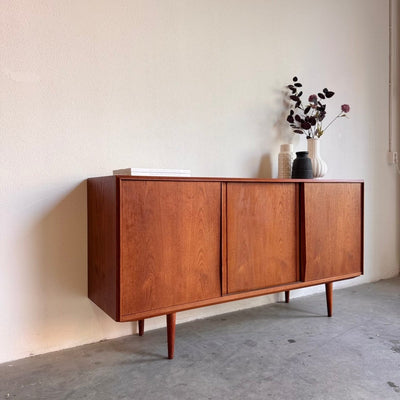 
                  
                    Vintage lowboard EW Bach 3 schuifdeuren - LOUI.STORE
                  
                