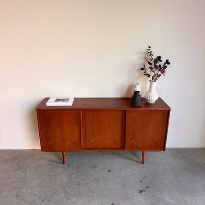 
                  
                    Vintage lowboard EW Bach 3 schuifdeuren - LOUI.STORE
                  
                