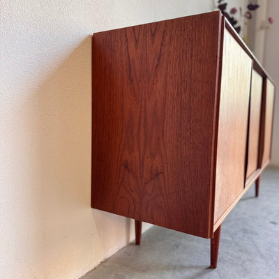 
                  
                    Vintage lowboard EW Bach 3 schuifdeuren - LOUI.STORE
                  
                