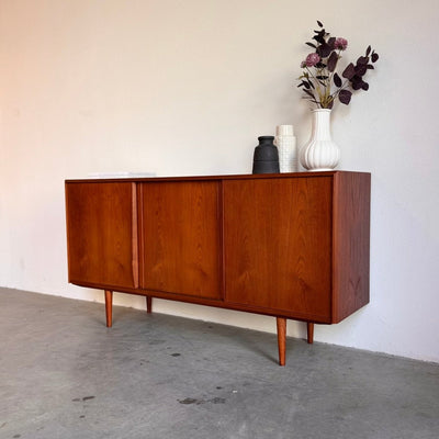 
                  
                    Vintage lowboard EW Bach 3 schuifdeuren - LOUI.STORE
                  
                