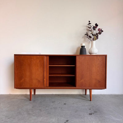 
                  
                    Vintage lowboard EW Bach 3 schuifdeuren - LOUI.STORE
                  
                