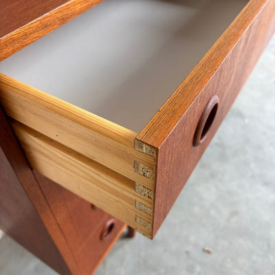 
                  
                    Vintage lowboard lades & ronde greepjes teak - LOUI.STORE
                  
                