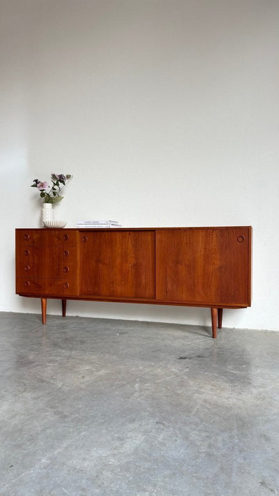 
                  
                    Vintage lowboard lades & ronde greepjes teak - LOUI.STORE
                  
                