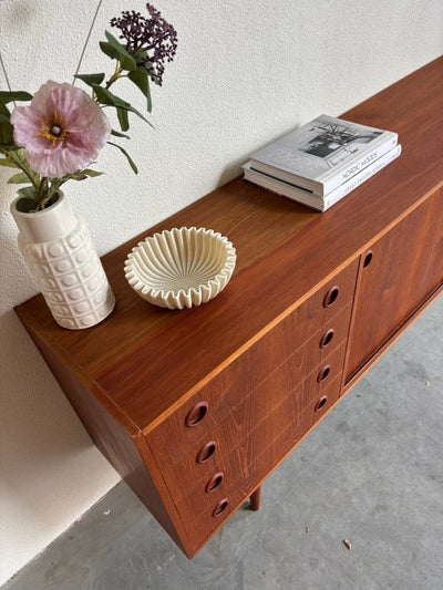 
                  
                    Vintage lowboard lades & ronde greepjes teak - LOUI.STORE
                  
                