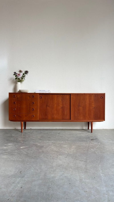 
                  
                    Vintage lowboard lades & ronde greepjes teak - LOUI.STORE
                  
                