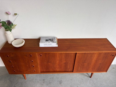 
                  
                    Vintage lowboard lades & ronde greepjes teak - LOUI.STORE
                  
                