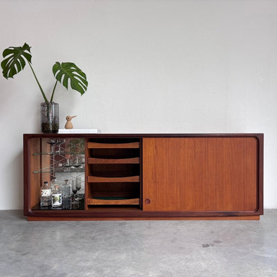 
                  
                    Vintage lowboard op plint teak - LOUI
                  
                