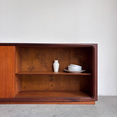 
                  
                    Vintage lowboard op plint teak - LOUI
                  
                