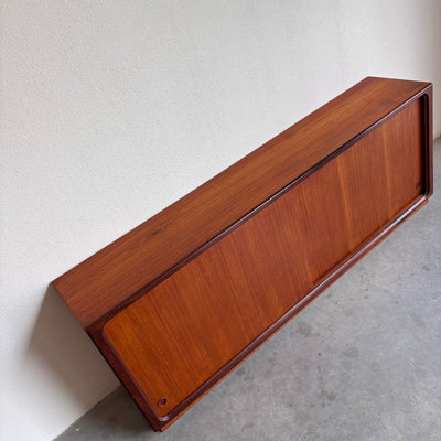 
                  
                    Vintage lowboard op plint teak - LOUI
                  
                