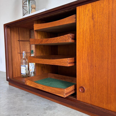 
                  
                    Vintage lowboard op plint teak - LOUI
                  
                