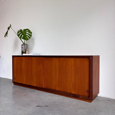 
                  
                    Vintage lowboard op plint teak - LOUI
                  
                