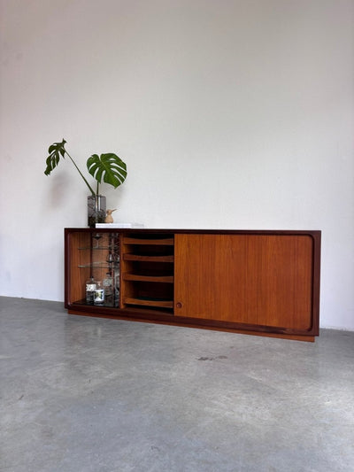 
                  
                    Vintage lowboard op plint teak - LOUI
                  
                